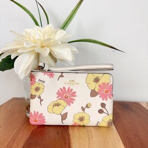 NWT Coach Corner Zip‎ Wristlet With Floral Cluster Print